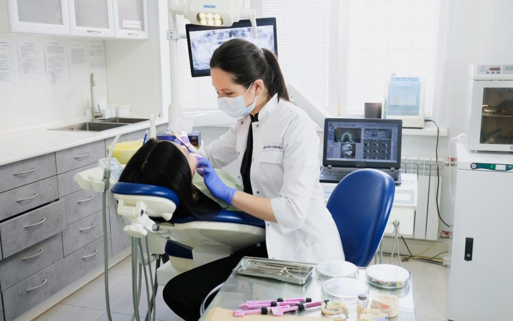 ทันตแพทย์กำลังเคลียร์ช่องปากคนไข้